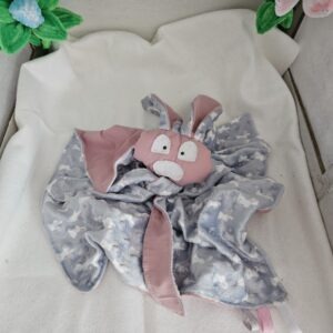 Le doudou est fabriquer avec du tissu en coton vieux rose et du tissu polaire et il mesure environ 38cm de côtes