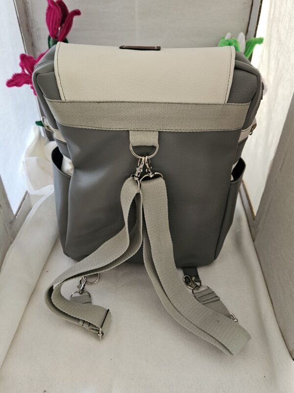 Sac à dos gris et blanc en simili cuir. – Image 2