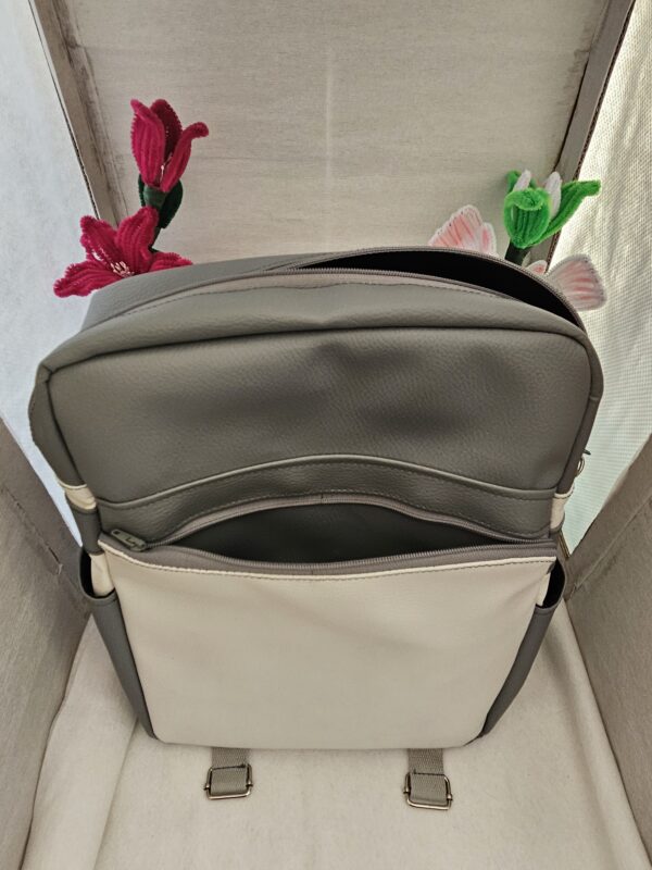 Sac à dos gris et blanc en simili cuir. – Image 3