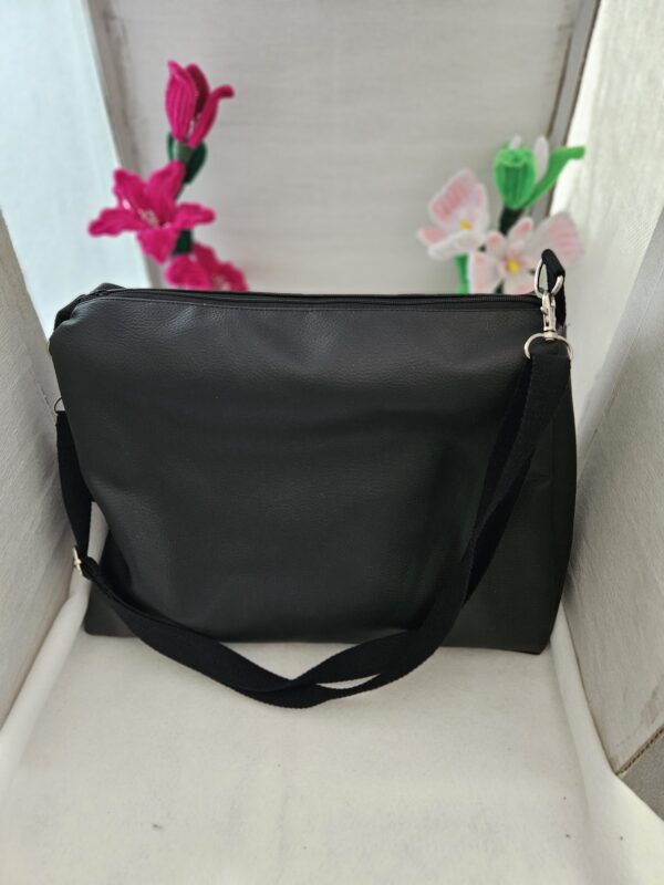 Sac à bandoulière en simili cuir noir et blanc – Image 2