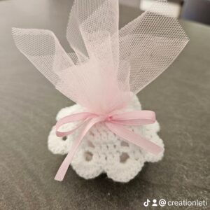 Le sachet de dragées au crochet.