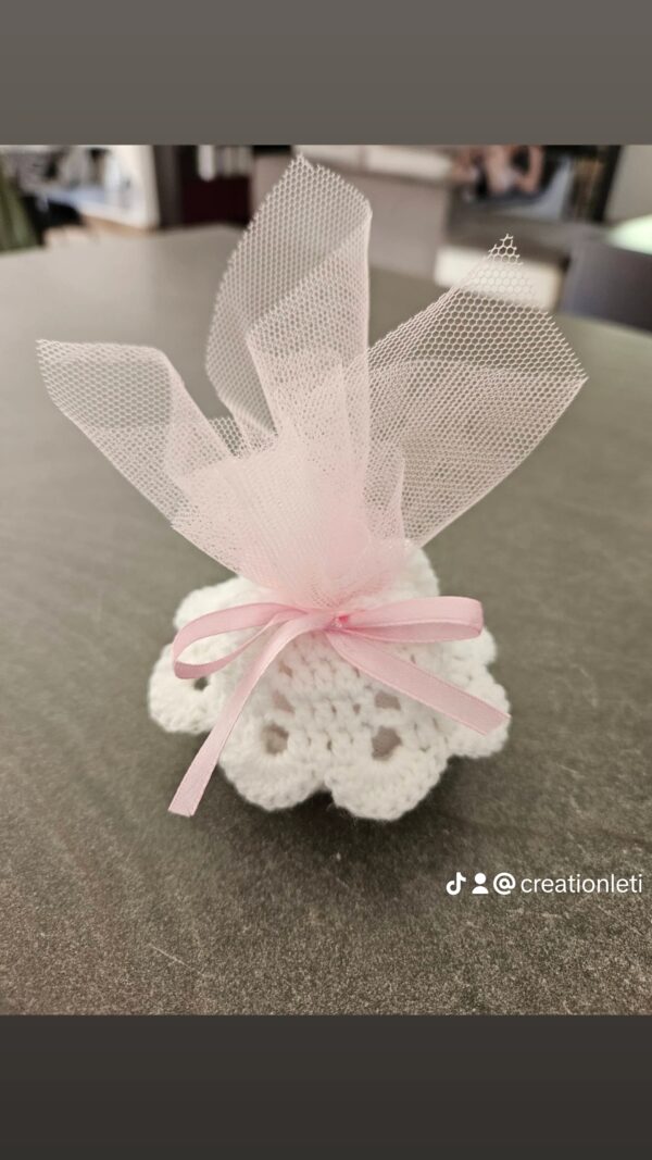 Le sachet de dragées au crochet.